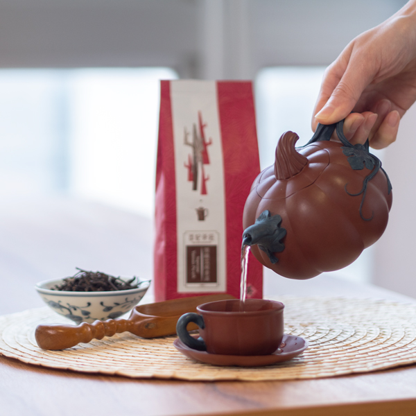 頂級雲南普洱產於普洱屬舊茶類，性溫味和、回甘生津，飲後享受這清爽香茶更有助消化。