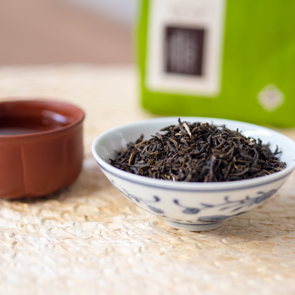 三花香片是中國東北的日常茶，屬茉莉花茶一種，入口柔醇，回甘生香，那香氣叫人壓力頓消。