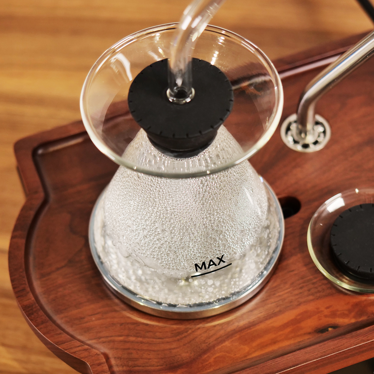 電熱瓶採用感應加熱科技，煮水僅需3分鐘。