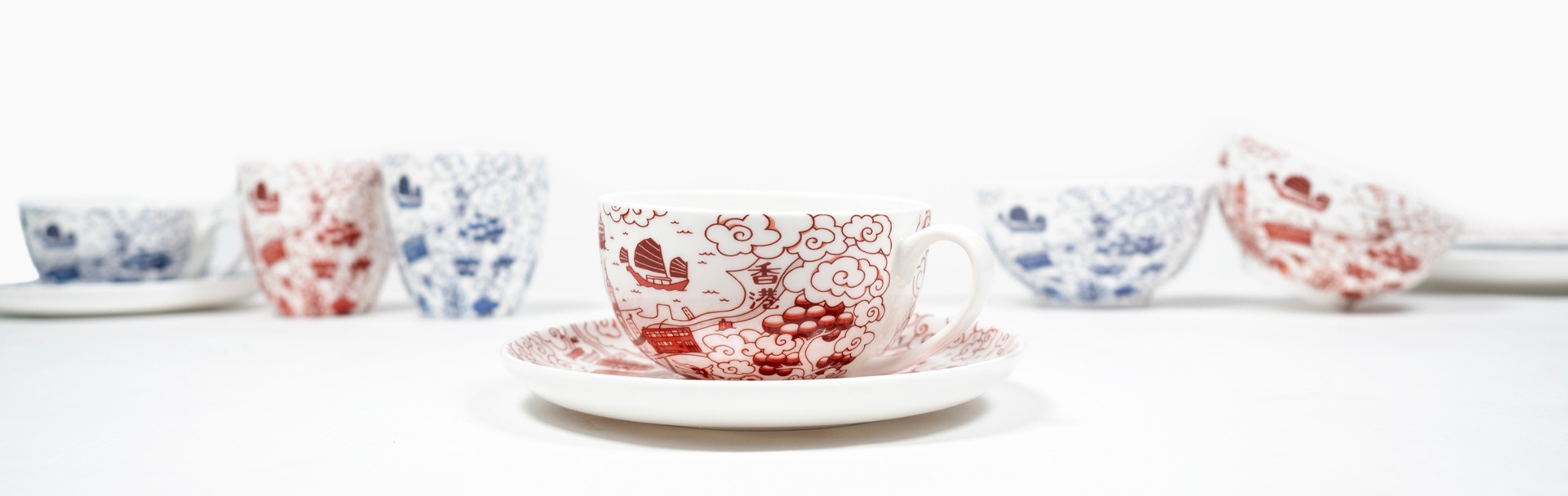 重新詮釋歐式青花　「柳樹紋」化身香港名物 桌上藝術品．Faux「Hong Kong Willow Pattern」骨瓷餐具系列