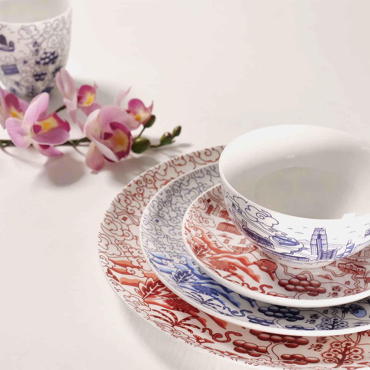 青花瓷潮起來！讓英式下午茶添一分佻皮和香港特色的Hong Kong Williow骨瓷餐具。
