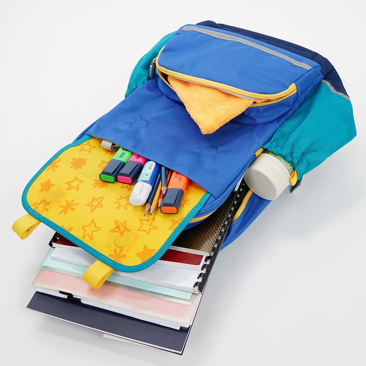 簡潔的設計糅合了多袋式設計，方便擺放上課用品之餘，也可讓孩子學習如何管理自己的雜物和「有手尾」。