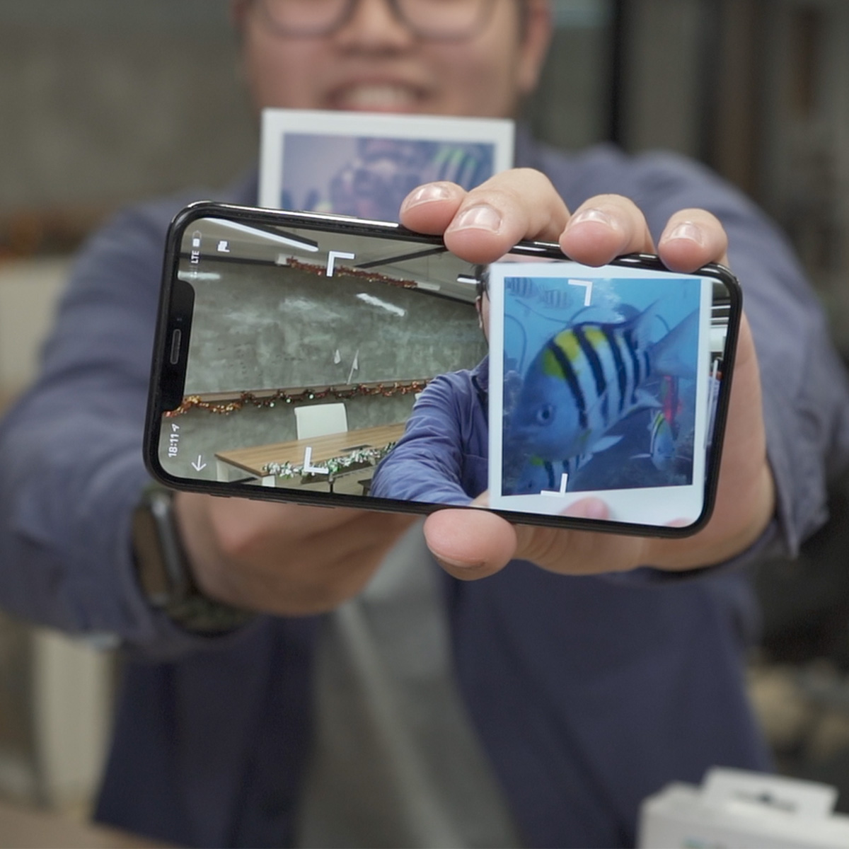 寶麗萊的手機程式備有 AR 顯示器，你可以加插影片到寶麗萊照片，用手機程式一掃即變成動態影片。
