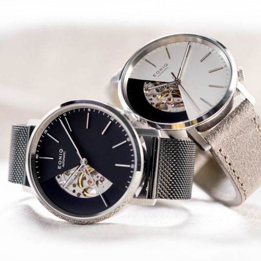 Alster-S 個人化腕錶設有 35 毫米 及 40 毫米錶殼選擇。時尚精緻的外型，最適合湊成一對，作為情侶錶。