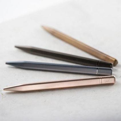 Tetri 個性化金屬筆設計時尚簡約，採用德國筆芯確保順滑流暢，輕鬆省力，每一筆都帶給你與眾不同的書寫體驗。