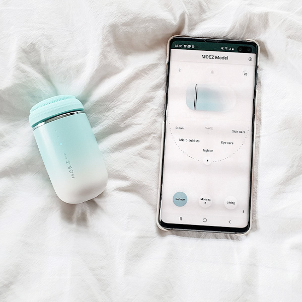 你可以配合 MOEZ EVA 手機 App 體驗全面美容護理。多款護膚模式、潔淨級別及按摩強度，加上潔膚功能由你自訂。