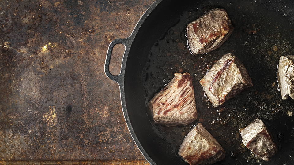 用煎鑊內剩餘的油把牛肉粒煎香至金黃色，然後放在一個西式砂鍋。