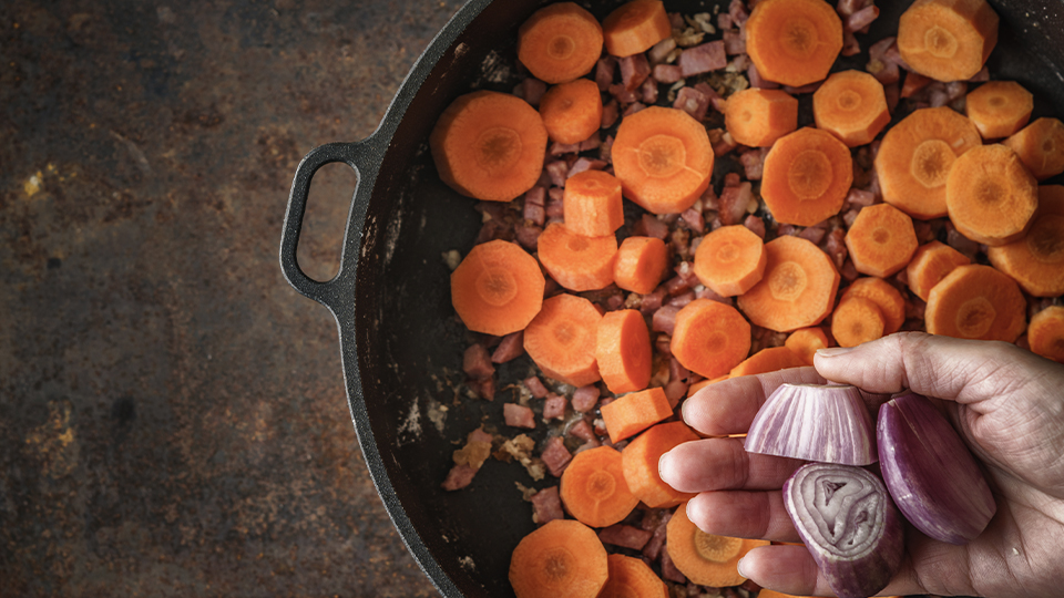 將洋蔥及蘿蔔放在煎鑊煎香，同樣跟牛肉粒一起放在砂鍋。